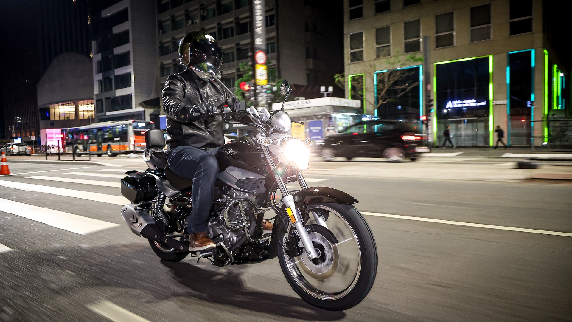 Piloto conduzindo uma motocicleta custom Haojue Master Ride 150. Concessionária Autorizada Haojue Burt Motos em Campinas.