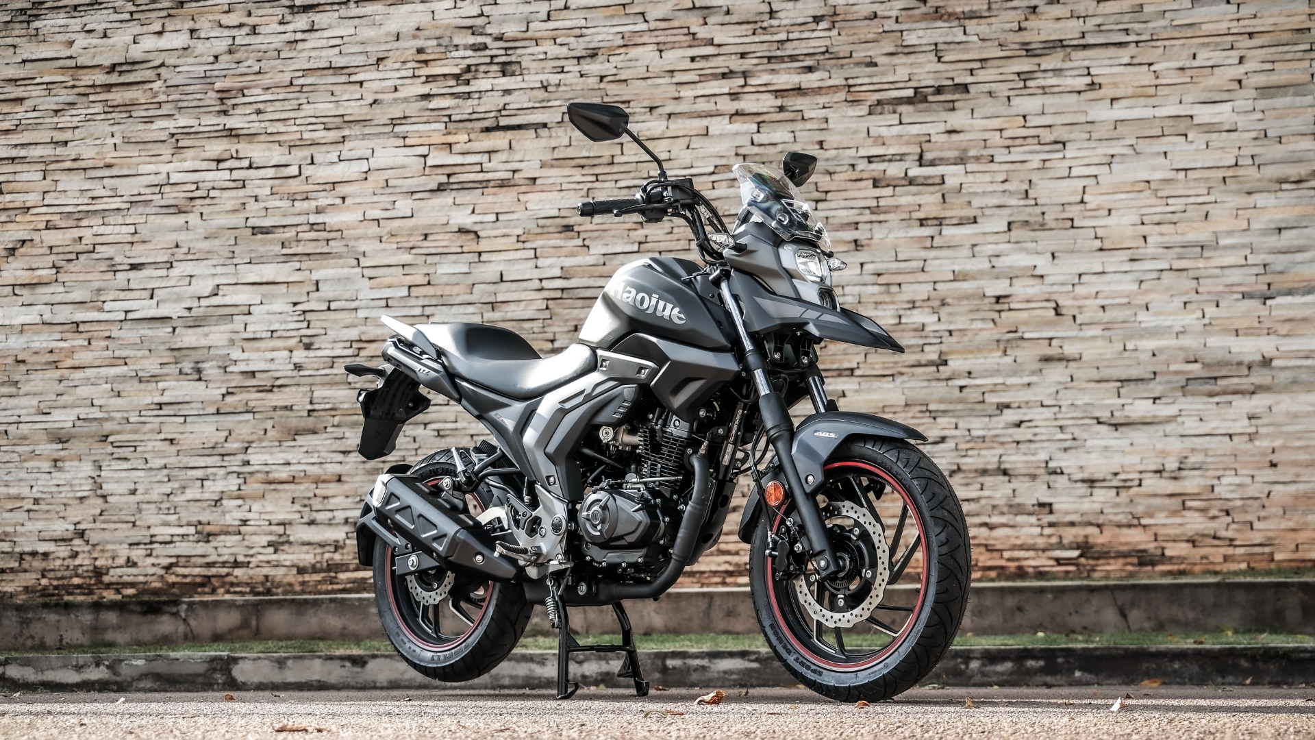 Moto trail Haojue DL160 preta fosca, para uso misto terra e asfalto. Concessionária Autorizada Haojue Burt Motos em Campinas.